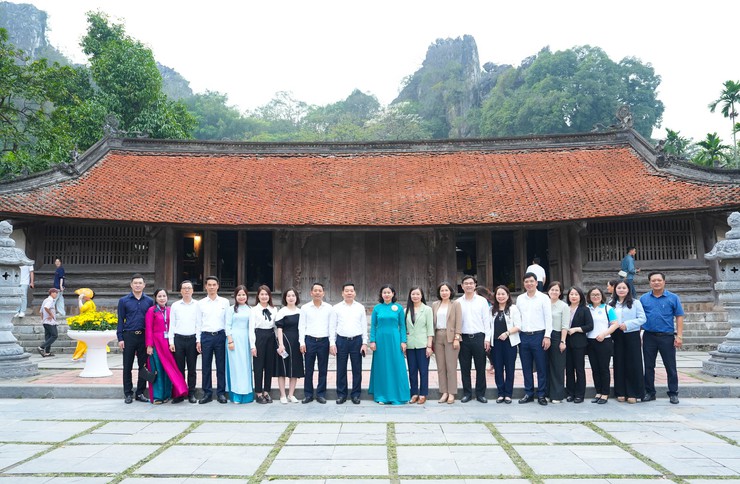 ĐỒNG CHÍ NGUYỄN THỊ TUYẾN THĂM, TẶNG 100 SUẤT QUÀ CHO PHỤ NỮ VÀ TRẺ EM CÓ HOÀN CẢNH KHÓ KHĂN NHÂN DỊP XUÂN BÍNH NGỌ 2026- Ảnh 12.