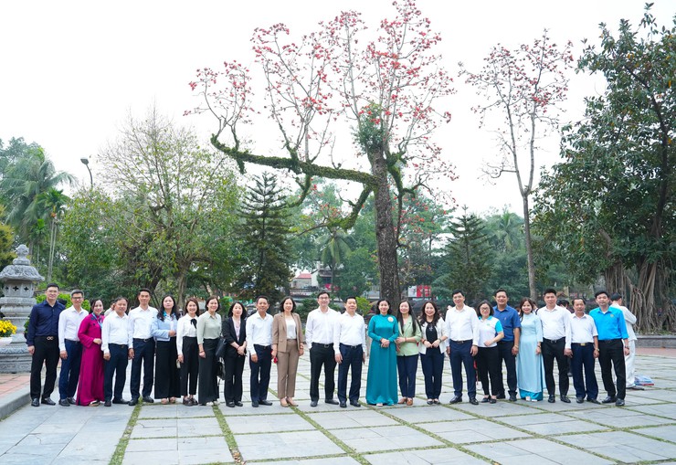 ĐỒNG CHÍ NGUYỄN THỊ TUYẾN THĂM, TẶNG 100 SUẤT QUÀ CHO PHỤ NỮ VÀ TRẺ EM CÓ HOÀN CẢNH KHÓ KHĂN NHÂN DỊP XUÂN BÍNH NGỌ 2026- Ảnh 13.