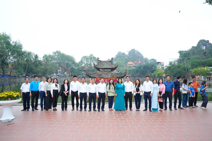 ĐỒNG CHÍ NGUYỄN THỊ TUYẾN THĂM, TẶNG 100 SUẤT QUÀ CHO PHỤ NỮ VÀ TRẺ EM CÓ HOÀN CẢNH KHÓ KHĂN NHÂN DỊP XUÂN BÍNH NGỌ 2026- Ảnh 14.