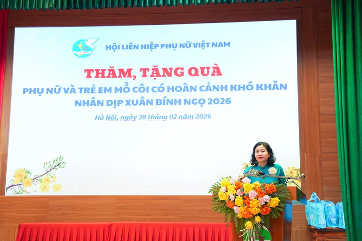 ĐỒNG CHÍ NGUYỄN THỊ TUYẾN THĂM, TẶNG 100 SUẤT QUÀ CHO PHỤ NỮ VÀ TRẺ EM CÓ HOÀN CẢNH KHÓ KHĂN NHÂN DỊP XUÂN BÍNH NGỌ 2026- Ảnh 3.