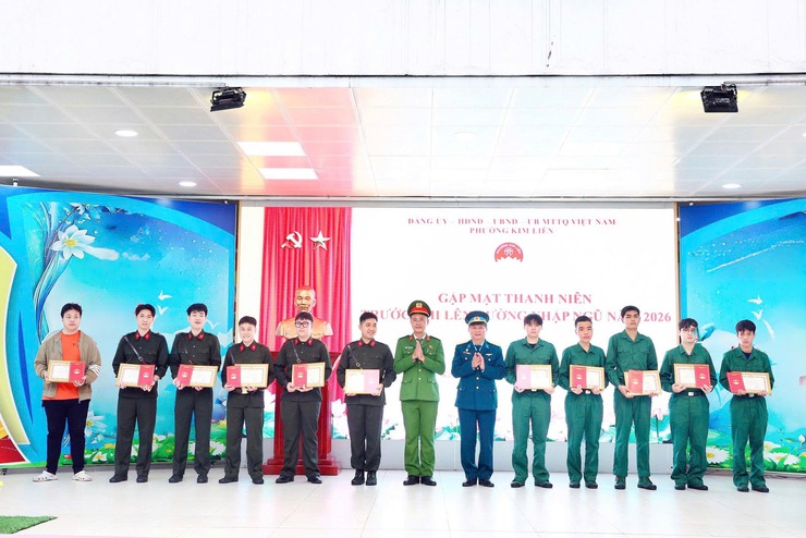 Phường Kim Liên tổ chức lễ kết nạp Đảng cho 04 quần chúng ưu tú trước khi lên đường thực hiện nghĩa vụ quân sự- Ảnh 4.