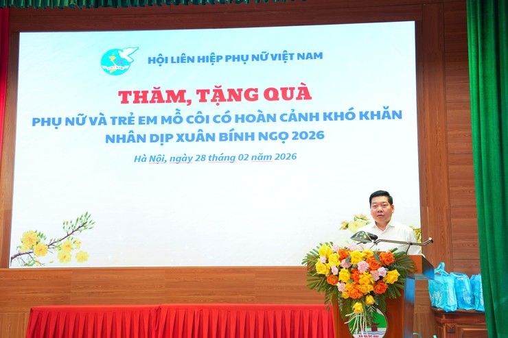 ĐỒNG CHÍ NGUYỄN THỊ TUYẾN THĂM, TẶNG 100 SUẤT QUÀ CHO PHỤ NỮ VÀ TRẺ EM CÓ HOÀN CẢNH KHÓ KHĂN NHÂN DỊP XUÂN BÍNH NGỌ 2026- Ảnh 4.