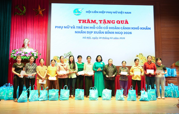 ĐỒNG CHÍ NGUYỄN THỊ TUYẾN THĂM, TẶNG 100 SUẤT QUÀ CHO PHỤ NỮ VÀ TRẺ EM CÓ HOÀN CẢNH KHÓ KHĂN NHÂN DỊP XUÂN BÍNH NGỌ 2026- Ảnh 5.