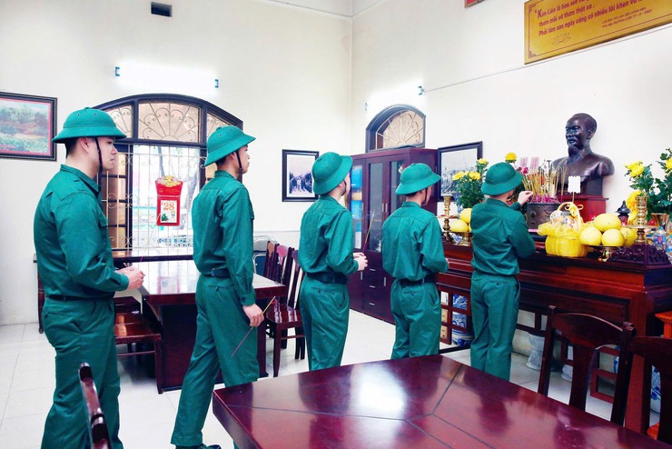 Phường Kim Liên tổ chức lễ kết nạp Đảng cho 04 quần chúng ưu tú trước khi lên đường thực hiện nghĩa vụ quân sự- Ảnh 8.