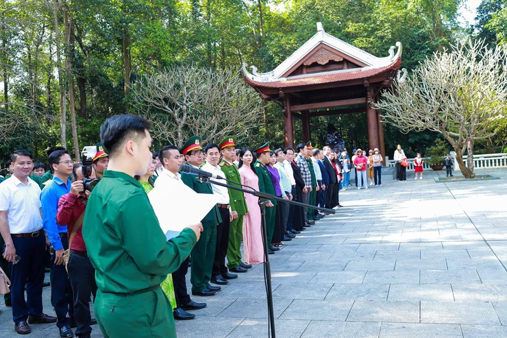 PHƯỜNG CẦU GIẤY: GẶP MẶT, TẶNG QUÀ CÁC QUÂN NHÂN HOÀN THÀNH NGHĨA VỤ QUÂN SỰ VÀ THANH NIÊN NHẬP NGŨ NĂM 2026- Ảnh 4.