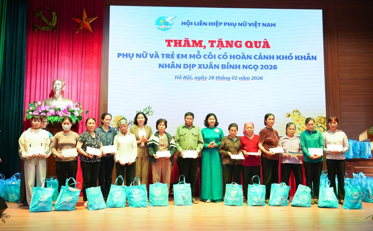 ĐỒNG CHÍ NGUYỄN THỊ TUYẾN THĂM, TẶNG 100 SUẤT QUÀ CHO PHỤ NỮ VÀ TRẺ EM CÓ HOÀN CẢNH KHÓ KHĂN NHÂN DỊP XUÂN BÍNH NGỌ 2026- Ảnh 6.