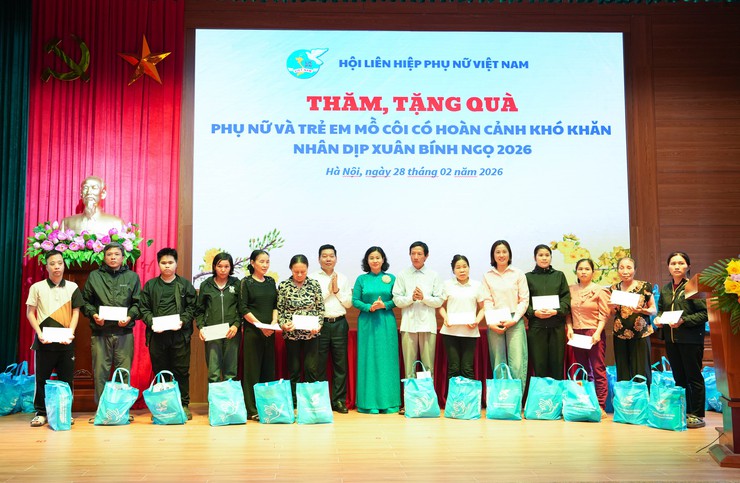 ĐỒNG CHÍ NGUYỄN THỊ TUYẾN THĂM, TẶNG 100 SUẤT QUÀ CHO PHỤ NỮ VÀ TRẺ EM CÓ HOÀN CẢNH KHÓ KHĂN NHÂN DỊP XUÂN BÍNH NGỌ 2026- Ảnh 7.