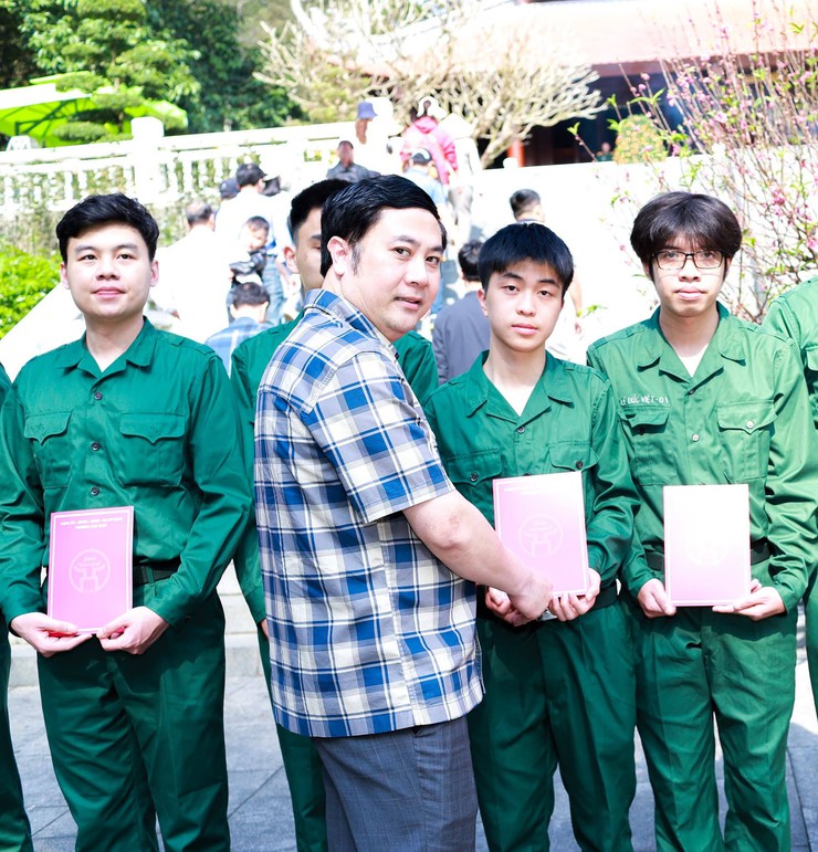 PHƯỜNG CẦU GIẤY: GẶP MẶT, TẶNG QUÀ CÁC QUÂN NHÂN HOÀN THÀNH NGHĨA VỤ QUÂN SỰ VÀ THANH NIÊN NHẬP NGŨ NĂM 2026- Ảnh 6.