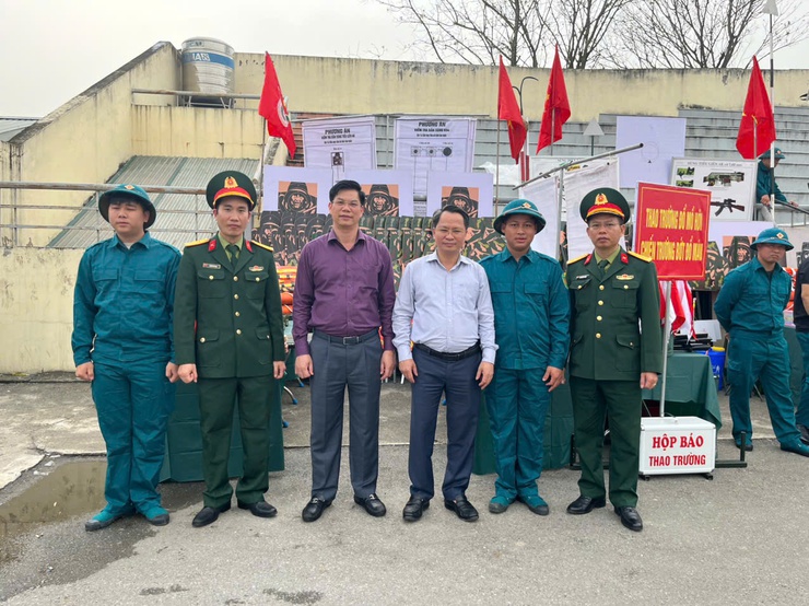 Lãnh đạo xã Quảng Bị tham quan mô hình học cụ huấn luyện tại Lễ ra quân huấn luyện năm 2026- Ảnh 9.