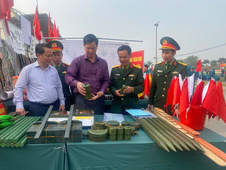 Lãnh đạo xã Quảng Bị tham quan mô hình học cụ huấn luyện tại Lễ ra quân huấn luyện năm 2026- Ảnh 7.