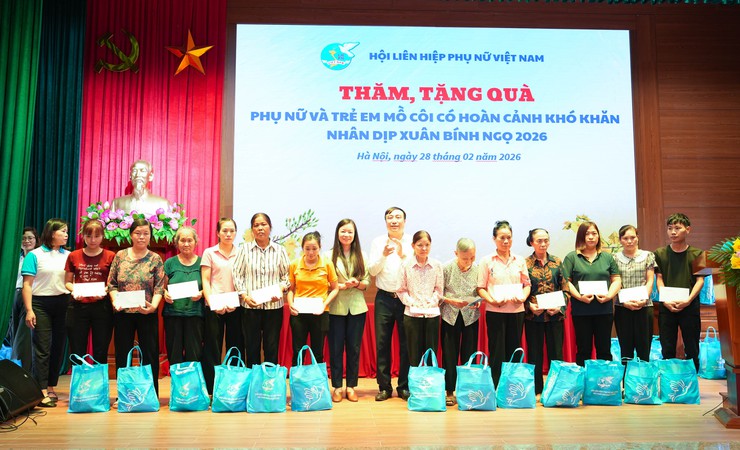 ĐỒNG CHÍ NGUYỄN THỊ TUYẾN THĂM, TẶNG 100 SUẤT QUÀ CHO PHỤ NỮ VÀ TRẺ EM CÓ HOÀN CẢNH KHÓ KHĂN NHÂN DỊP XUÂN BÍNH NGỌ 2026- Ảnh 8.