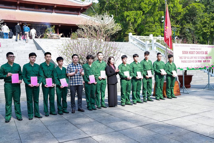 PHƯỜNG CẦU GIẤY: GẶP MẶT, TẶNG QUÀ CÁC QUÂN NHÂN HOÀN THÀNH NGHĨA VỤ QUÂN SỰ VÀ THANH NIÊN NHẬP NGŨ NĂM 2026- Ảnh 7.