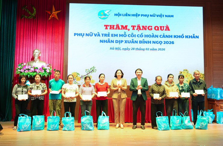 ĐỒNG CHÍ NGUYỄN THỊ TUYẾN THĂM, TẶNG 100 SUẤT QUÀ CHO PHỤ NỮ VÀ TRẺ EM CÓ HOÀN CẢNH KHÓ KHĂN NHÂN DỊP XUÂN BÍNH NGỌ 2026- Ảnh 9.