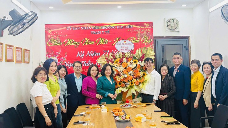 PHƯỜNG KIM LIÊN THĂM, CHÚC MỪNG TRẠM Y TẾ NHÂN 71 NĂM NGÀY THẦY THUỐC VIỆT NAM- Ảnh 2.