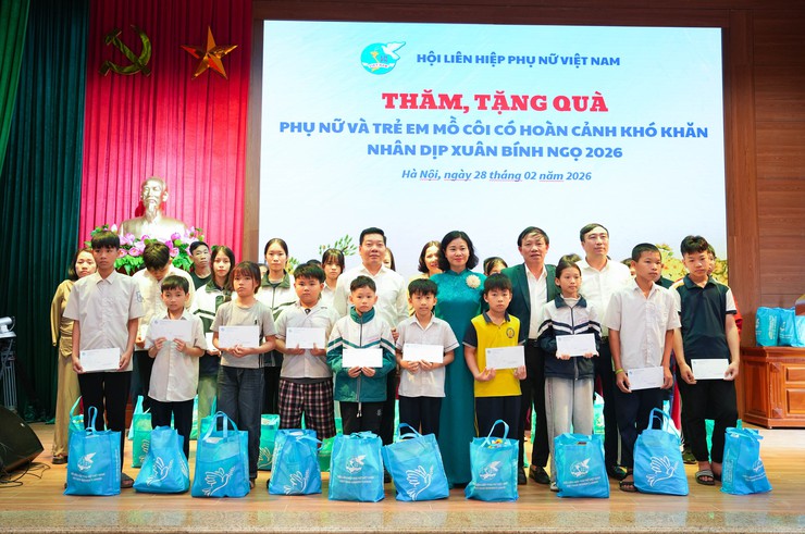 ĐỒNG CHÍ NGUYỄN THỊ TUYẾN THĂM, TẶNG 100 SUẤT QUÀ CHO PHỤ NỮ VÀ TRẺ EM CÓ HOÀN CẢNH KHÓ KHĂN NHÂN DỊP XUÂN BÍNH NGỌ 2026- Ảnh 10.