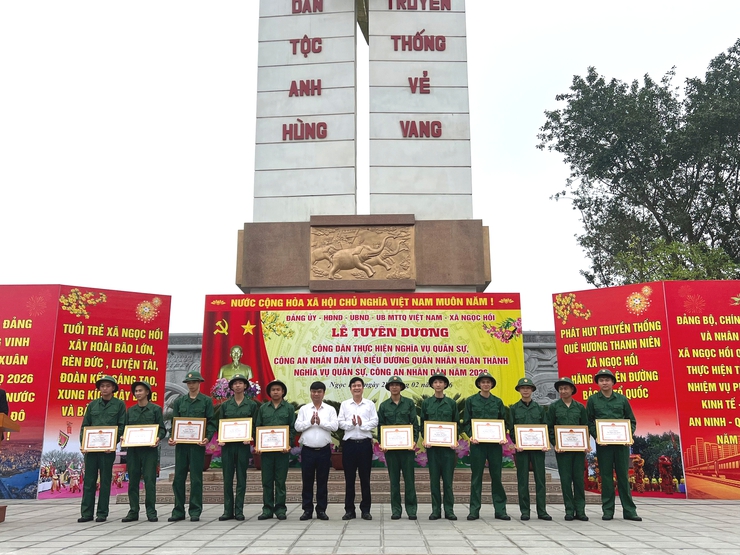 Lễ tuyên dương công dân thực hiện nghĩa vụ Quân sự, Công an nhân dân và biểu dương quân nhân hoàn thành nghĩa vụ năm 2026: Sự tiếp nối truyền thống và khẳng định trách nhiệm công dân- Ảnh 6.