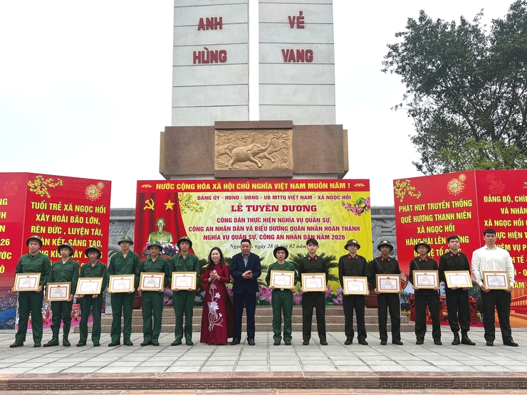 Lễ tuyên dương công dân thực hiện nghĩa vụ Quân sự, Công an nhân dân và biểu dương quân nhân hoàn thành nghĩa vụ năm 2026: Sự tiếp nối truyền thống và khẳng định trách nhiệm công dân- Ảnh 7.