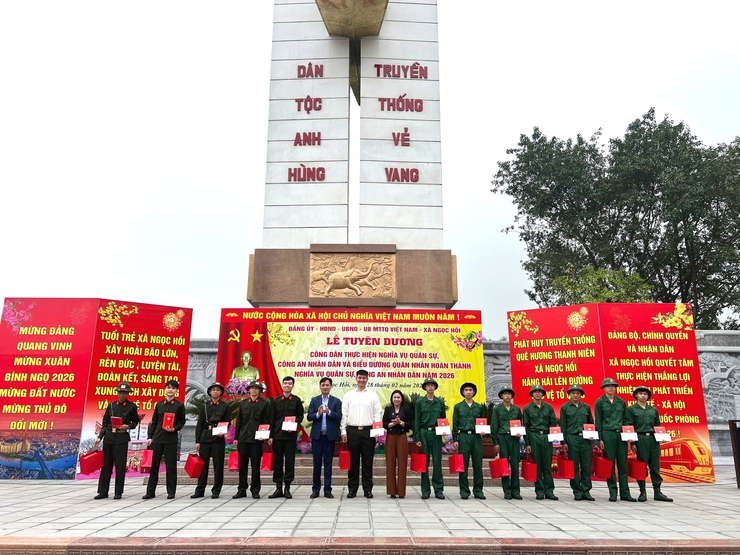 Lễ tuyên dương công dân thực hiện nghĩa vụ Quân sự, Công an nhân dân và biểu dương quân nhân hoàn thành nghĩa vụ năm 2026: Sự tiếp nối truyền thống và khẳng định trách nhiệm công dân- Ảnh 9.