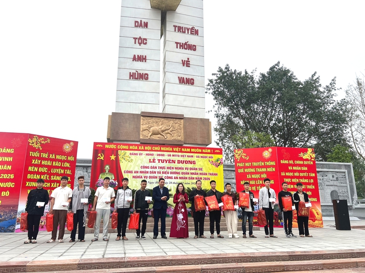 Lễ tuyên dương công dân thực hiện nghĩa vụ Quân sự, Công an nhân dân và biểu dương quân nhân hoàn thành nghĩa vụ năm 2026: Sự tiếp nối truyền thống và khẳng định trách nhiệm công dân- Ảnh 10.