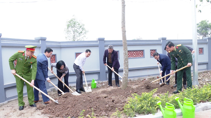 LÃNH ĐẠO TRUNG ƯƠNG VÀ THÀNH PHỐ DÂNG HƯƠNG, TRỒNG CÂY TẠI XÃ ỨNG HÒA.- Ảnh 3.