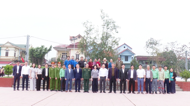 LÃNH ĐẠO TRUNG ƯƠNG VÀ THÀNH PHỐ DÂNG HƯƠNG, TRỒNG CÂY TẠI XÃ ỨNG HÒA.- Ảnh 6.