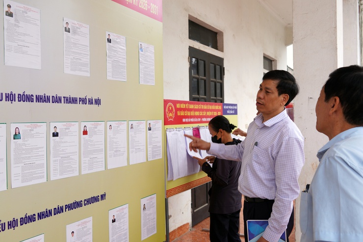 Đồng chí Vũ Ngọc Hòa, Phó Bí thư Thường trực Đảng ủy phường kiểm tra các khu vực bỏ phiếu bầu cử đại biểu Quốc hội Việt Nam khóa XVI và đại biểu HĐND các cấp nhiệm kỳ 2026 – 2031- Ảnh 1.