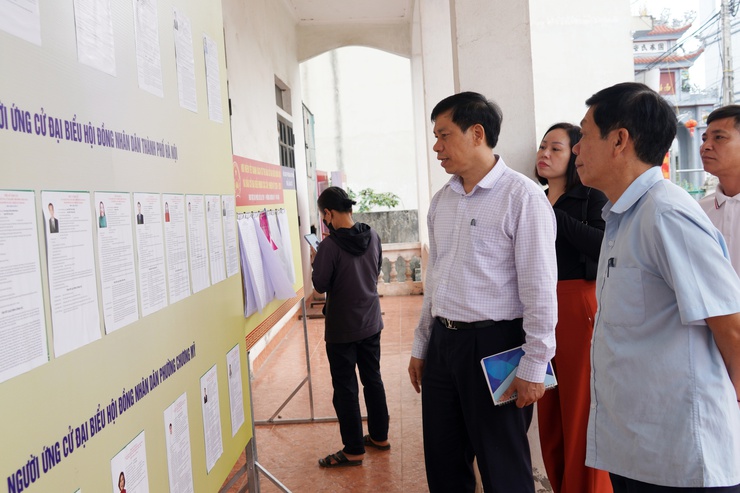 Đồng chí Vũ Ngọc Hòa, Phó Bí thư Thường trực Đảng ủy phường kiểm tra các khu vực bỏ phiếu bầu cử đại biểu Quốc hội Việt Nam khóa XVI và đại biểu HĐND các cấp nhiệm kỳ 2026 – 2031- Ảnh 3.