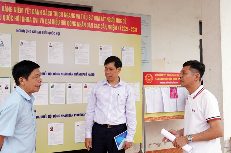 Đồng chí Vũ Ngọc Hòa, Phó Bí thư Thường trực Đảng ủy phường kiểm tra các khu vực bỏ phiếu bầu cử đại biểu Quốc hội Việt Nam khóa XVI và đại biểu HĐND các cấp nhiệm kỳ 2026 – 2031- Ảnh 4.