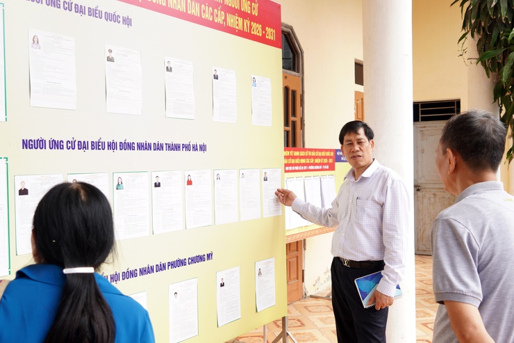 Đồng chí Vũ Ngọc Hòa, Phó Bí thư Thường trực Đảng ủy phường kiểm tra các khu vực bỏ phiếu bầu cử đại biểu Quốc hội Việt Nam khóa XVI và đại biểu HĐND các cấp nhiệm kỳ 2026 – 2031- Ảnh 7.