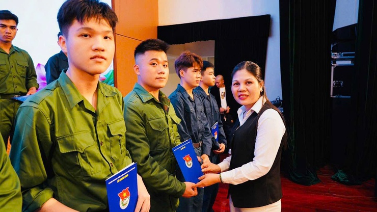 PHÁT HUY TRÁCH NHIỆM CỦA CÁC TỔ CHỨC CHÍNH TRỊ -XÃ HỘI TRONG CÔNG TÁC ĐỘNG VIÊN CÔNG DÂN THỰC HIỆN NGHĨA VỤ QUÂN SỰ VÀ NGHĨA VỤ CÔNG AN NHÂN DÂN TẠI XÃ QUANG MINH- Ảnh 3.