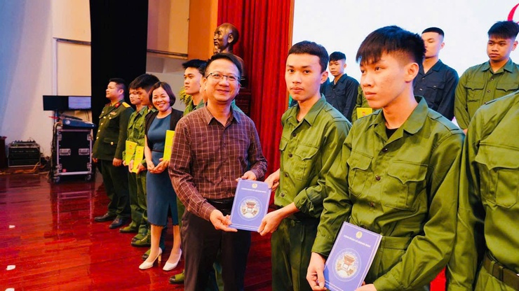 PHÁT HUY TRÁCH NHIỆM CỦA CÁC TỔ CHỨC CHÍNH TRỊ -XÃ HỘI TRONG CÔNG TÁC ĐỘNG VIÊN CÔNG DÂN THỰC HIỆN NGHĨA VỤ QUÂN SỰ VÀ NGHĨA VỤ CÔNG AN NHÂN DÂN TẠI XÃ QUANG MINH- Ảnh 4.