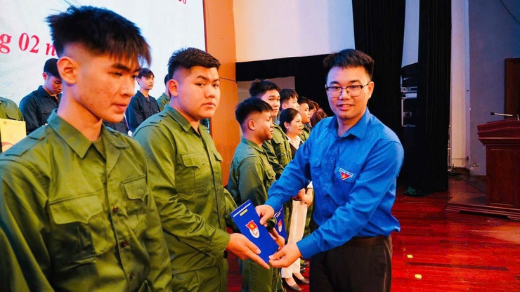 PHÁT HUY TRÁCH NHIỆM CỦA CÁC TỔ CHỨC CHÍNH TRỊ -XÃ HỘI TRONG CÔNG TÁC ĐỘNG VIÊN CÔNG DÂN THỰC HIỆN NGHĨA VỤ QUÂN SỰ VÀ NGHĨA VỤ CÔNG AN NHÂN DÂN TẠI XÃ QUANG MINH- Ảnh 5.