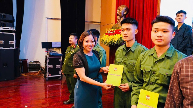 PHÁT HUY TRÁCH NHIỆM CỦA CÁC TỔ CHỨC CHÍNH TRỊ -XÃ HỘI TRONG CÔNG TÁC ĐỘNG VIÊN CÔNG DÂN THỰC HIỆN NGHĨA VỤ QUÂN SỰ VÀ NGHĨA VỤ CÔNG AN NHÂN DÂN TẠI XÃ QUANG MINH- Ảnh 2.