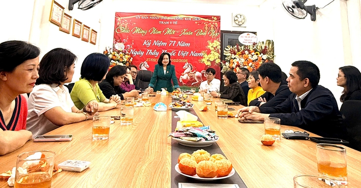 PHƯỜNG KIM LIÊN THĂM, CHÚC MỪNG TRẠM Y TẾ NHÂN 71 NĂM NGÀY THẦY THUỐC VIỆT NAM- Ảnh 1.