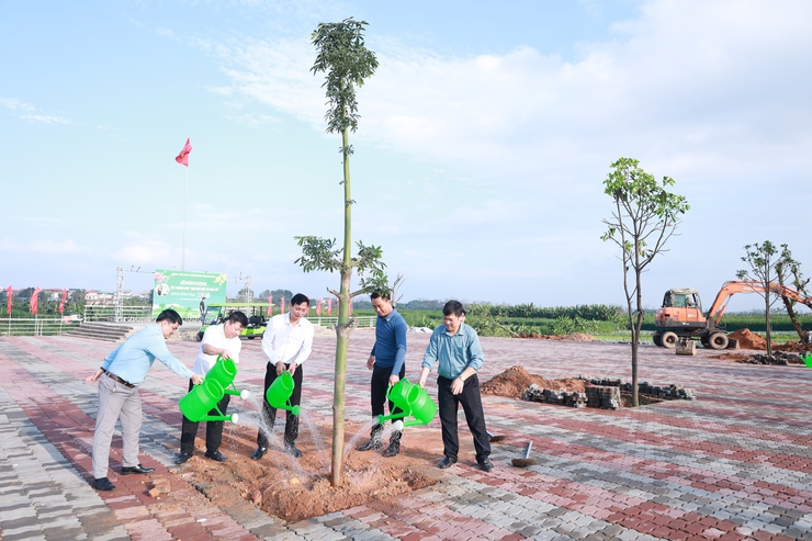 Lãnh đạo xã Minh Châu ra quân trồng cây đầu xuân 2026 tại khu vực Chợ Minh Châu.- Ảnh 2.