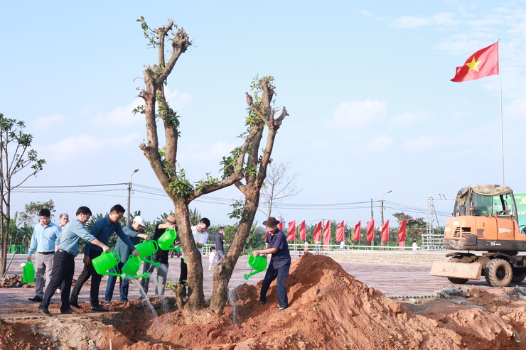 Lãnh đạo xã Minh Châu ra quân trồng cây đầu xuân 2026 tại khu vực Chợ Minh Châu.- Ảnh 7.
