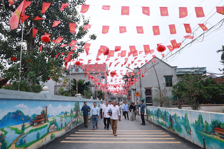 Ban Tổ chức cuộc thi "Xanh thôn – Sạch ngõ – Đẹp điểm đến" xã Minh Châu tổ chức chấm điểm tháng 02/2026.- Ảnh 1.