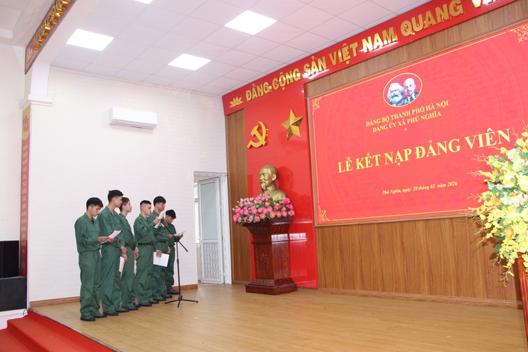 Xã Phú Nghĩa tổ chức Lễ kết nạp đảng viên cho tân binh lên đường nhập ngũ năm 2026- Ảnh 3.
