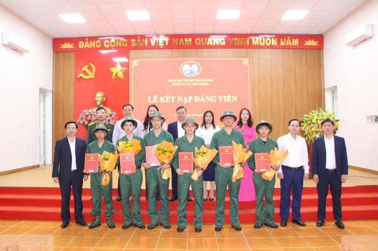 Xã Phú Nghĩa tổ chức Lễ kết nạp đảng viên cho tân binh lên đường nhập ngũ năm 2026- Ảnh 9.