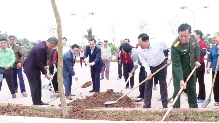 LÃNH ĐẠO TRUNG ƯƠNG VÀ THÀNH PHỐ DÂNG HƯƠNG, TRỒNG CÂY TẠI XÃ ỨNG HÒA.- Ảnh 4.