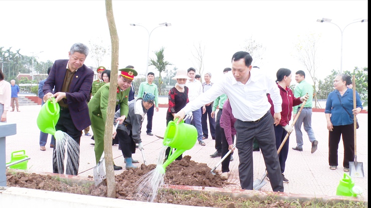 LÃNH ĐẠO TRUNG ƯƠNG VÀ THÀNH PHỐ DÂNG HƯƠNG, TRỒNG CÂY TẠI XÃ ỨNG HÒA.- Ảnh 5.