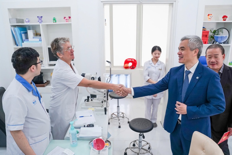 LÃNH ĐẠO PHƯỜNG NGHĨA ĐÔ THĂM, CHÚC MỪNG NGÀNH Y TẾ NHÂN NGÀY THẦY THUỐC VIỆT NAM 27/02- Ảnh 3.