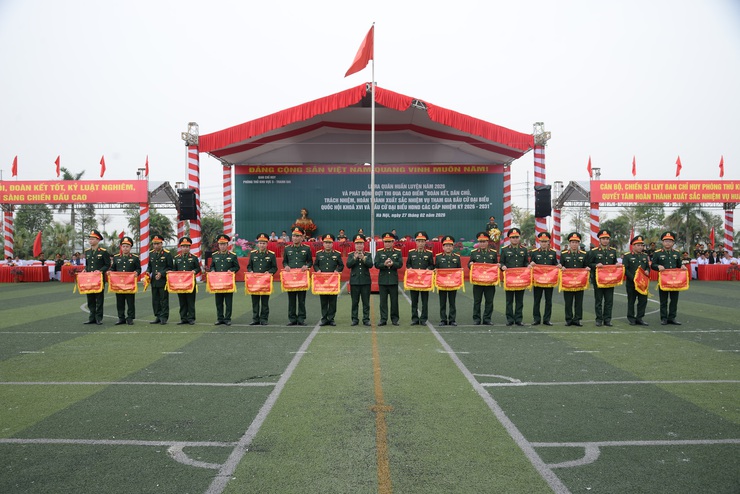 Lãnh đạo xã Quảng Bị tham quan mô hình học cụ huấn luyện tại Lễ ra quân huấn luyện năm 2026- Ảnh 4.