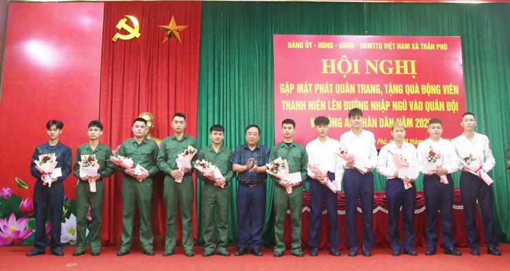 Xã Trần Phú tổ chức gặp mặt, tặng quà thanh niên lên đường thực hiện nghĩa vụ tham gia Công an nhân dân năm 2026- Ảnh 4.