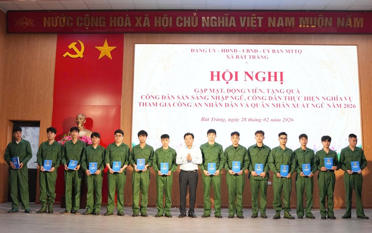 Bát Tràng gặp mặt, động viên 36 tân binh lên đường nhập ngũ và 23 quân nhân xuất ngũ năm 2026- Ảnh 7.