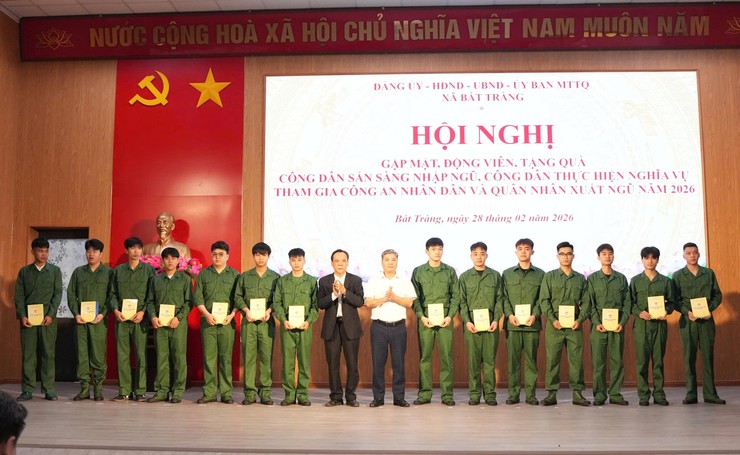 Bát Tràng gặp mặt, động viên 36 tân binh lên đường nhập ngũ và 23 quân nhân xuất ngũ năm 2026- Ảnh 8.