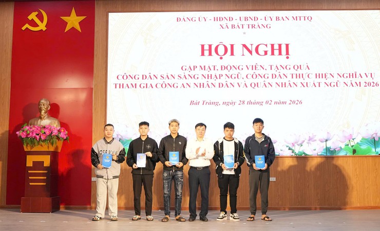 Bát Tràng gặp mặt, động viên 36 tân binh lên đường nhập ngũ và 23 quân nhân xuất ngũ năm 2026- Ảnh 4.