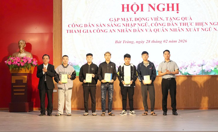 Bát Tràng gặp mặt, động viên 36 tân binh lên đường nhập ngũ và 23 quân nhân xuất ngũ năm 2026- Ảnh 6.