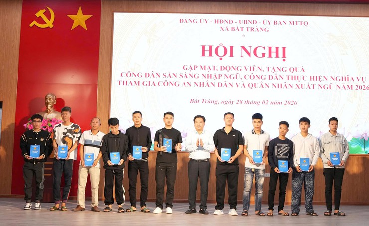 Bát Tràng gặp mặt, động viên 36 tân binh lên đường nhập ngũ và 23 quân nhân xuất ngũ năm 2026- Ảnh 3.