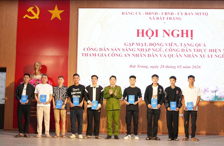 Bát Tràng gặp mặt, động viên 36 tân binh lên đường nhập ngũ và 23 quân nhân xuất ngũ năm 2026- Ảnh 5.